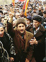 گرجستانی ها که اصلا تمایلی به انجام این کار نداشتند، پس از بالا گرفتن درگیری ها و مشاهده ناتوانی خود برای حل این کشمکش های الکی، مجبور شدند همایشی با عنوان 
