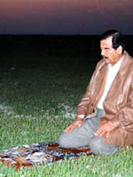 صدام در دادگاه نماز خواند